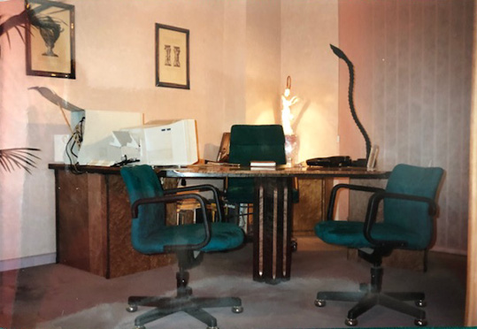 Computer con "Copri cavi Aperti"